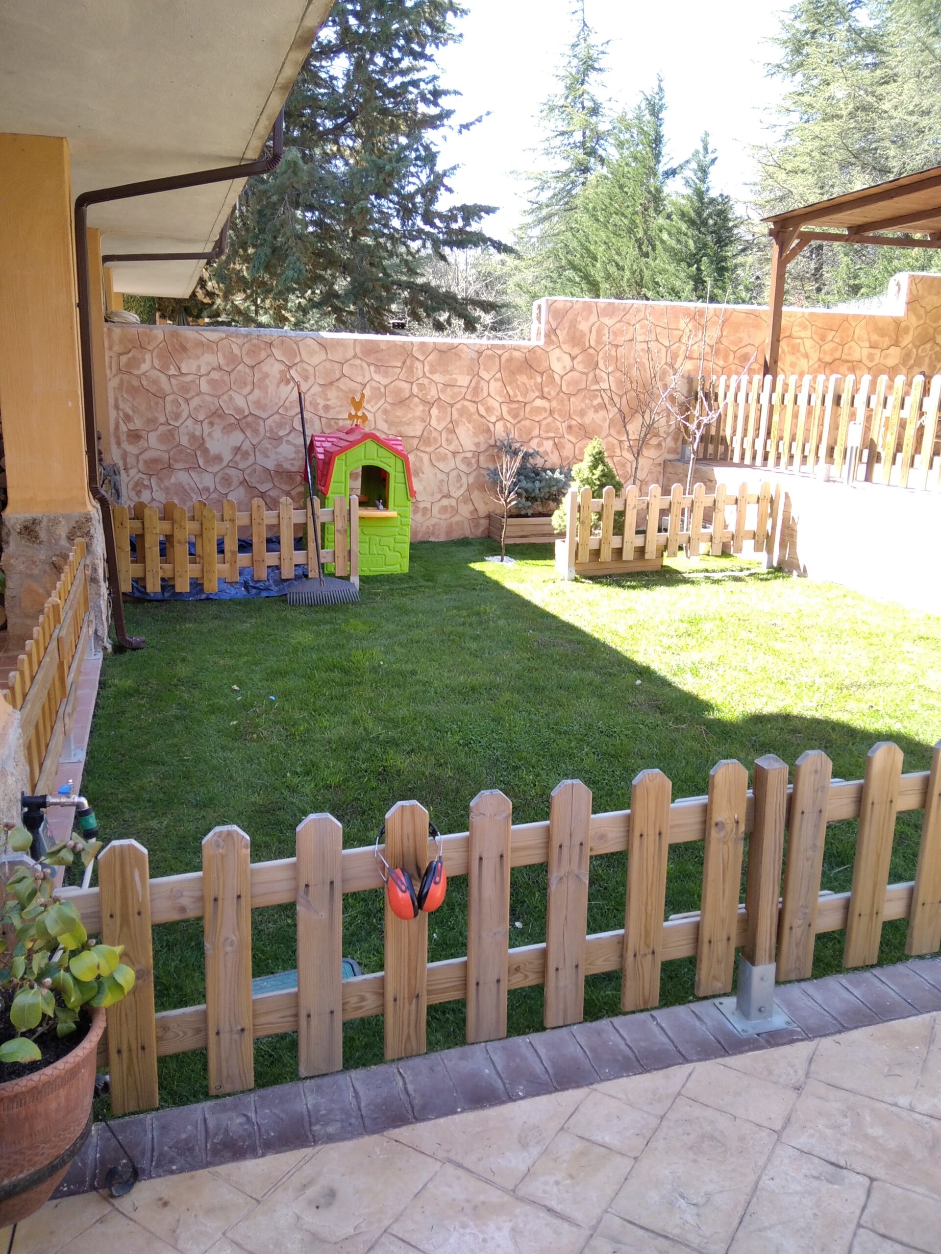 Pequeño jardín en Navalafuente, diseño y ejecución.