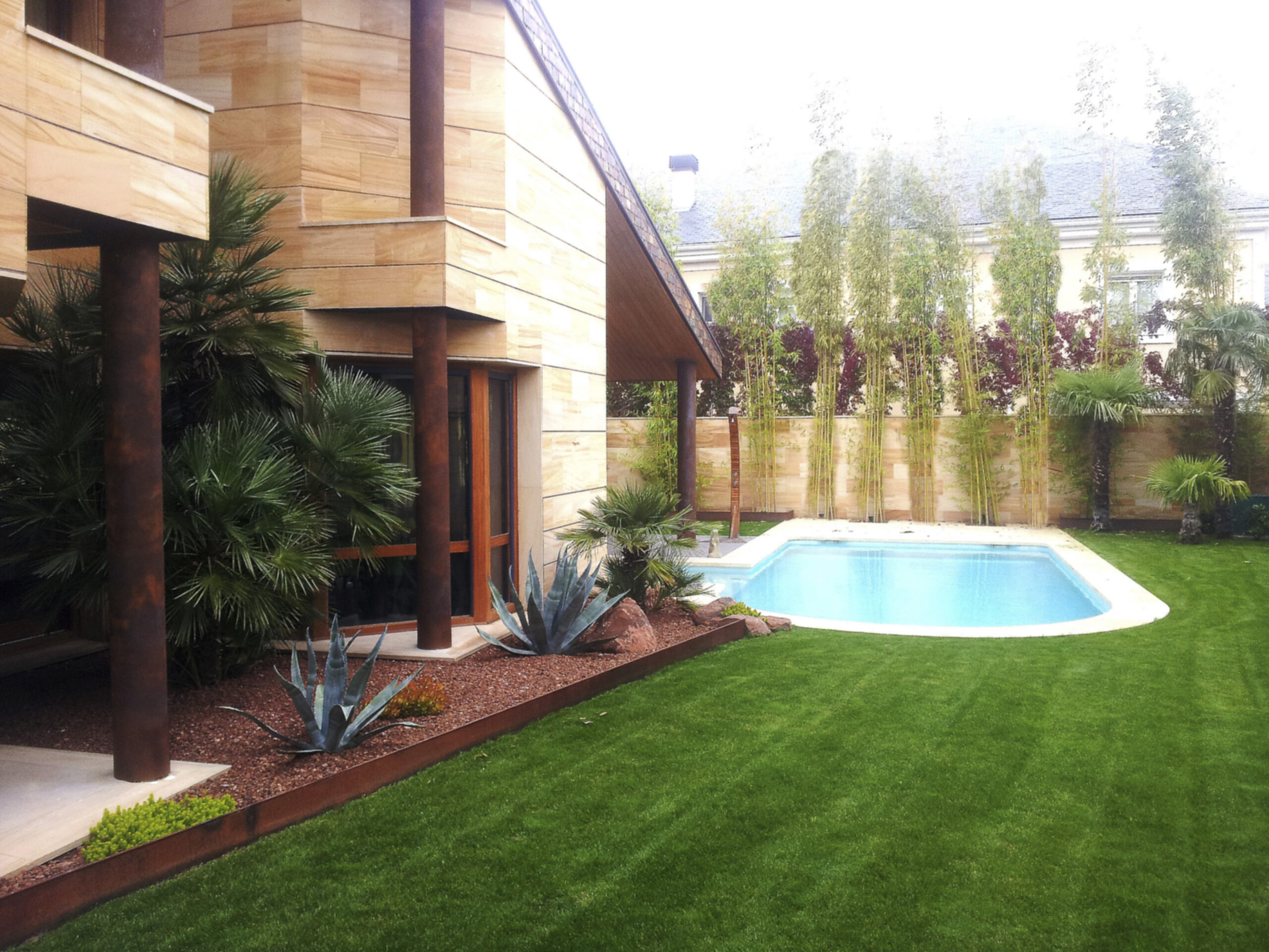 Diseño de jardín moderno y elegante en Madrid.