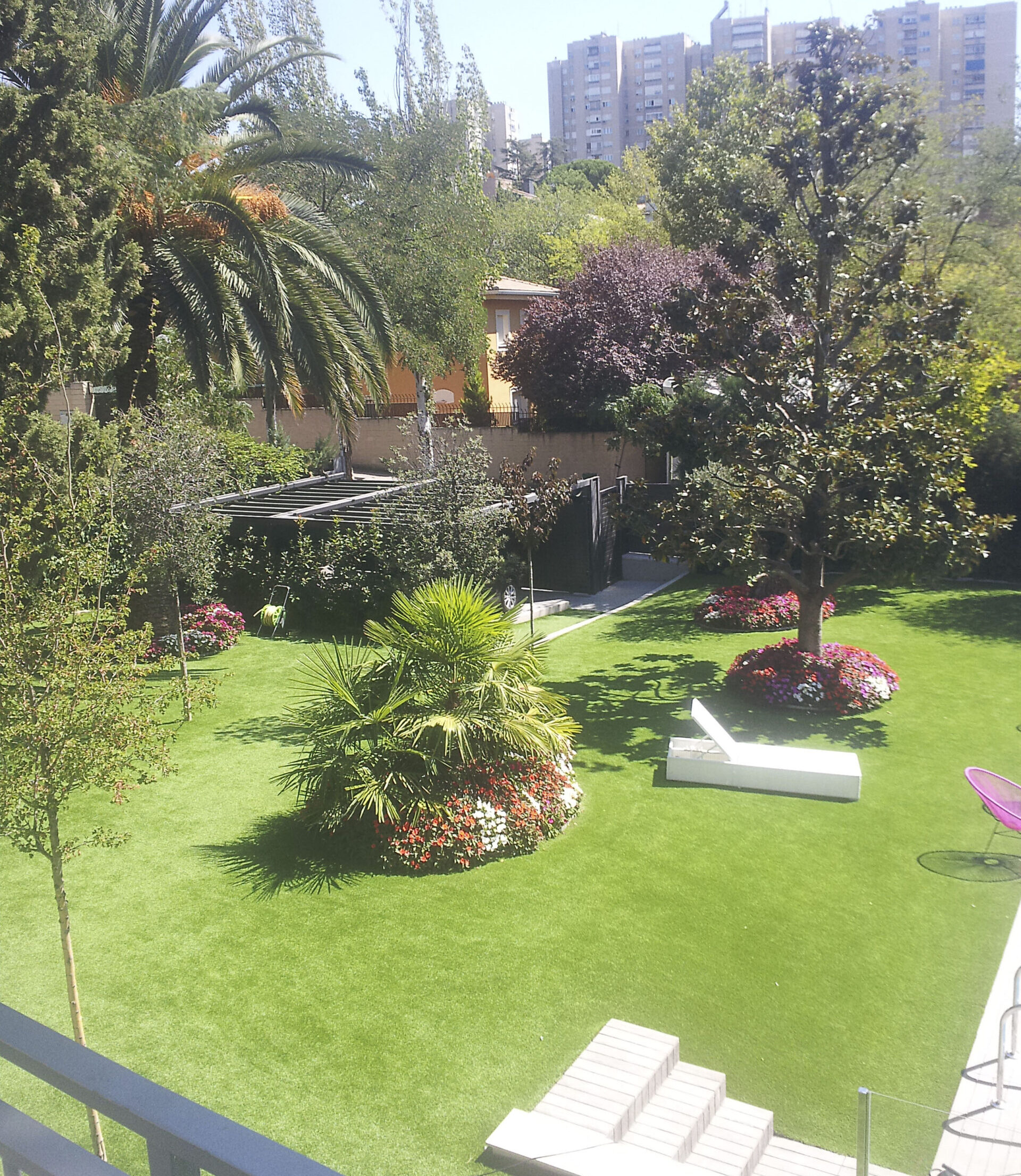 Jardín cuidado y floreciente durante todo el año con mantenimiento total Jardín cuidado y floreciente