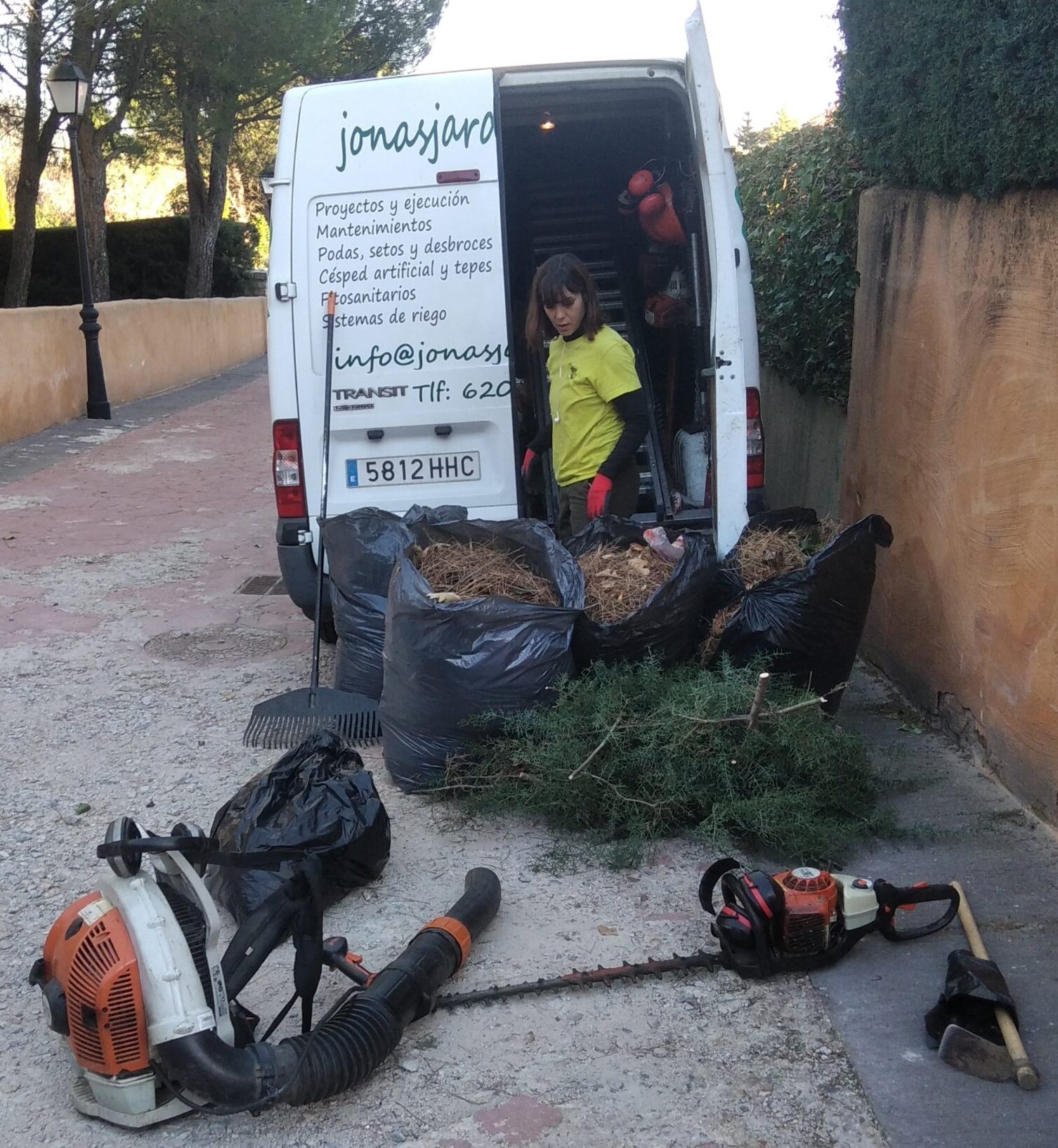 Podando plantas con cuidado