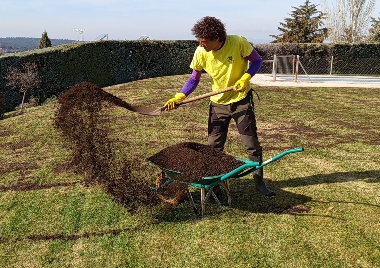 Trabajos en jardín comunitario